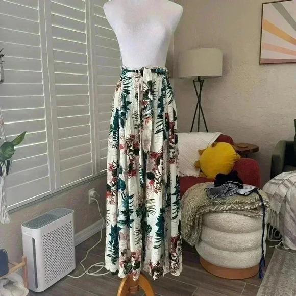 SHEIN Tall Solid Crop Cami Top & Tropical Print Split Thigh Belted Pants - Picture 2 of 8